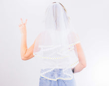 Load image into Gallery viewer, Daisy Trim 90's Bachelorette Party Veil