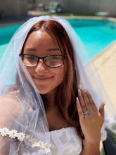 Load image into Gallery viewer, Daisy Trim 90's Bachelorette Party Veil
